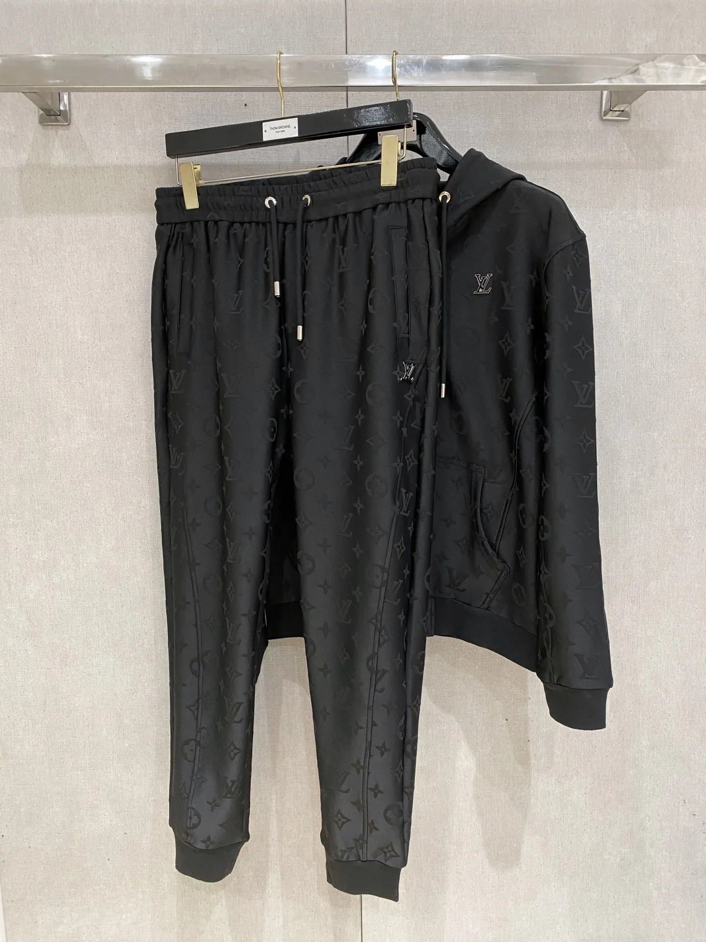 🅿️720 LV hot-selling suit is coming. Focus on the original version of the official website. 2025 new hot-selling cardigan suit. The original order is the best. 🇭🇰The meticulous work of top designers. It has a fitting and perfect upper body effect. All-natural high-quality Tencel Roman cotton 100%, close-fitting comfort, noble and elegant! Original hardware embodies elegance and nobility! Counter size: M-3XL (maximum wear up to 190 pounds)